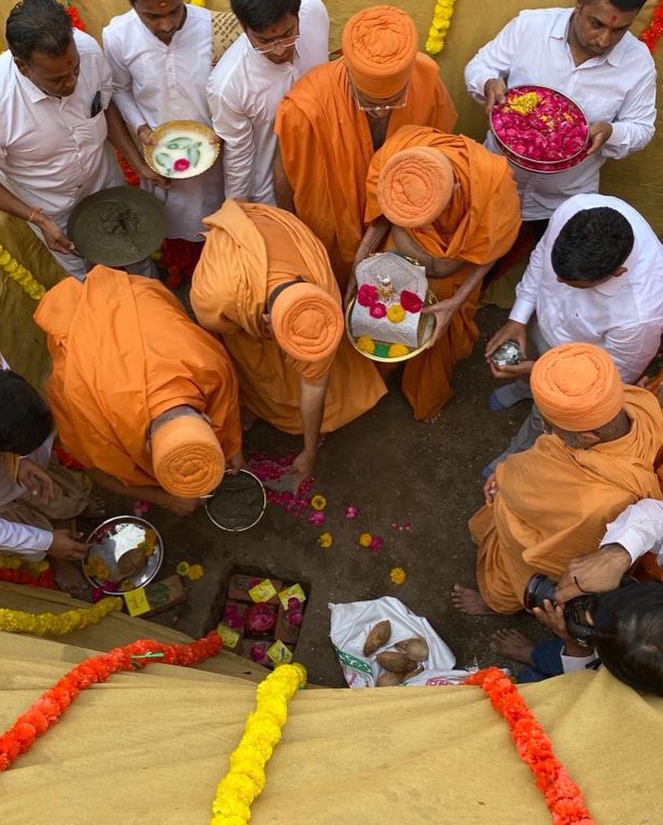 ભગવાન સ્વામિનારાયણ મંદિર શિલાન્યાસ, રૈયા રોડ, રાજકોટ. પૂજ્ય સંતો ને મહંતો ની હજારી માં અદભૂત આશીર્વાદ પ્રાપ્ત થયા..પૂજ્ય બ્રહ્મતીર્થ સ્વામી…પૂજ્ય અપૂર્વમુનિ સ્વામી ને આ દિવ્ય અવસર માં ભાગીદાર બનાવા બદલ વંદન 🙏🏻🙏🏻