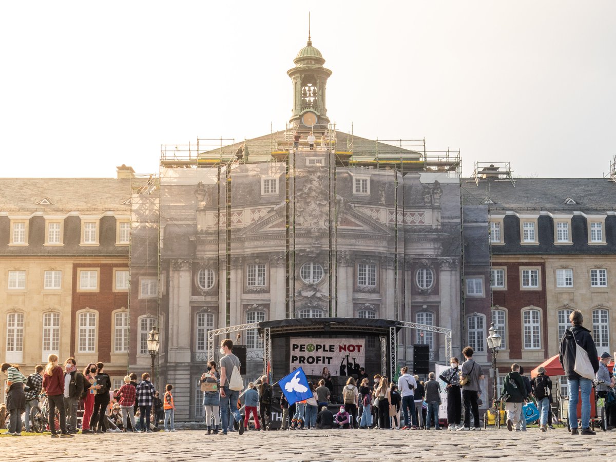 StudentsFF_MS's tweet image. DANKE an alle Menschen, die gestern auf der Straße laut und bunt waren. In Münster sind es ganze 7.500 Personen gewesen! 🥳
#PeopleNotProfit #Climatestrike #StudentsForFuture #Klimastreik #Münster #FridaysForFuture
