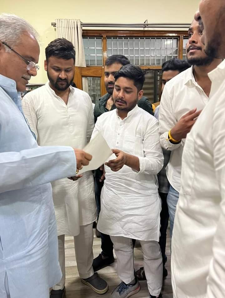NirajPandeyINC's tweet photo. कल @NSUICG प्रतिनिधि मंडल के साथ  माननीय मुख्यमंत्री श्री @bhupeshbaghel जी के समक्ष छात्रों की मांग प्रस्तुत कर ऑनलाइन प्रणाली से परीक्षा आयोजित करवाने हेतु ज्ञापन सौंपा।
जल्द ही छात्रहित में निर्णय लिया जाएगा… https://t.co/nFMG2rEWjO