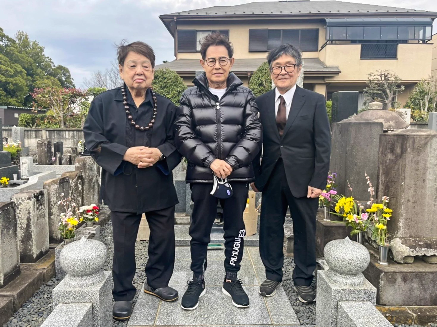 ドリフターズはやはり神的存在だった…三人そろって行った墓参りの写真が話題に！
