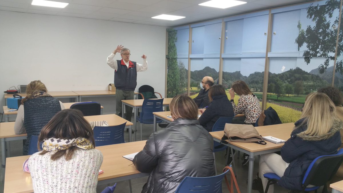 ¡Cuarta clase presencial! Estamos con <a href="/YaraIberian/">Yara Iberian</a> en las instalaciones de Agro 21 en La Almunia de Doña Godina📍
La esperada lluvia 🌧️ no nos ha dejado pisar la tierra así que toca clase de interior sobre fertilizantes con Luis Ángel López, director agronómico de Yara Iberian👩‍💻