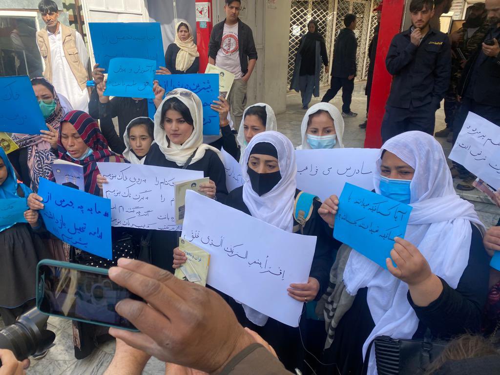 Mutige Mädchen, Mütter, Lehrerinnen heute in Kabul. Sie wissen, dass es gefährlich ist, zu demonstrieren. Aber sie wollen es nicht zulassen, dass Mädchen ab 12 Jahren nicht mehr zur Schule gehen können. Die Taliban verhindern das seit ihrer Machtübernahme. #LetAfganGirlsLearn
