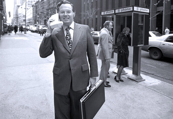 Soonfeed's tweet photo. TOMORROW: The first public #MobileTelephone call is placed on a Manhattan sidewalk in 1973. https://t.co/tXOODDZeGH