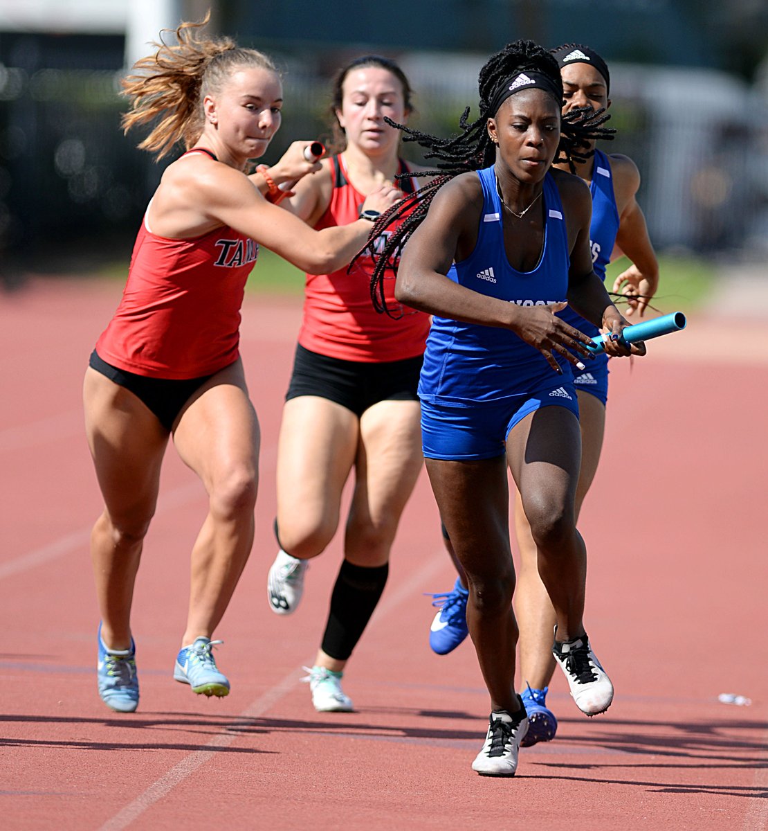 UBMingoes's tweet photo. #UBTrack sprinter Brittany Lundy receives the baton from Paige Stuart in the 4x400m event March 19, 2022 at the University of Central Florida Black and Gold meet in Orlando, Florida. https://t.co/Kzt3xr9Mvx