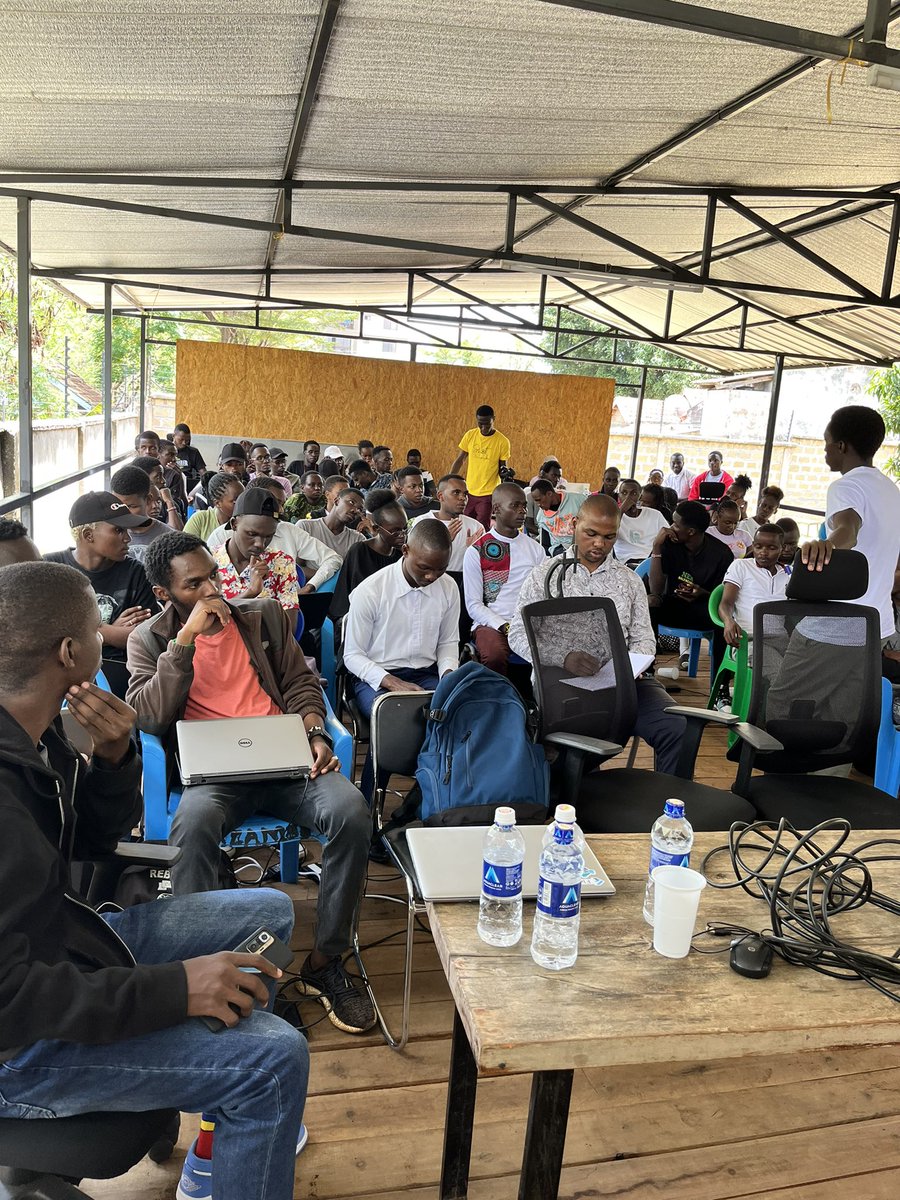 FlutterKisumu's tweet photo. Question and Answer time on @lincoln_keros session on Mornitoring Apps using Firebase 

#Flutter #FlutterFestivalKisumu #FlutterFestivalWesternKE https://t.co/2yxeGSxvL6