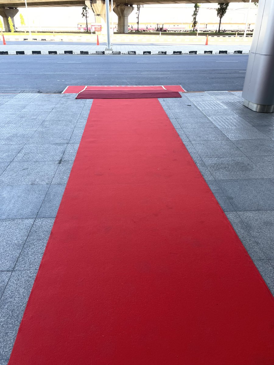 big_kiattichai's tweet image. #งานหนังสือ 
ทำไมประชาชนห้ามดินข้ามพรมแดง 
ทำไมประชาชนต้องยืนรอเป็นชั่วโมง 
ทำไมประชาชนต้องไปอัดหันที่แคบ ๆ 
รัฐบาลควรปรับเปลี่ยนการเสด็จของเจ้า 
ให้เป็นมิตรกับประชาชน ให้ประชาชนสามารถใช้งานได้เป็นปกติ ถ้าประชาชนติดโควิดจากการต่อแถวรอเจ้าเปิดงานเสร็จรัฐบาลจะรับผิดชอบมั้ย