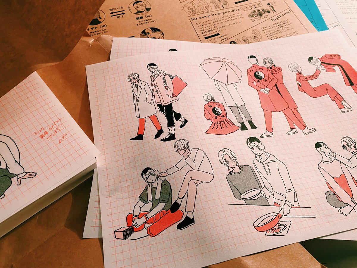 ペーパーができました。表ざらざら裏ツルツル、ピンクに近い蛍光赤！！！ってかんじです。印刷の関係でカクちゃんの赤目がずれてしまったとこがあるので、気にならなければ貰ってください🙏💦🙇‍♀️。
奥にあるのは本につける分で自家印刷です。紙の種類とか色とかちょっと変えててランダムでつきます。