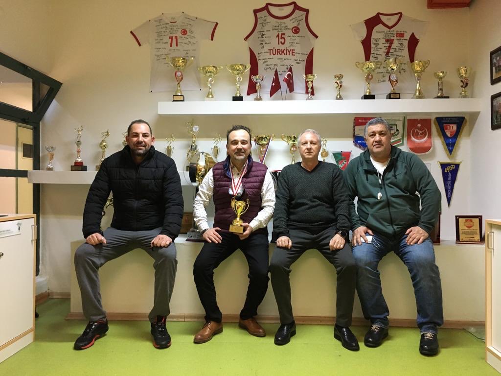 Hakan İnanır (@hakaninanir) on Twitter photo Maç yapalım mı? Basketbol 🏀 , Voleybol 🏐 , Hentbol 🤾♂️ fark etmez. Ben, <a href="/DogaOkullari/">Doğa Koleji</a> ‘nin Türkiye ve Dünya okul sporları tarihini değiştiren spor yöneticilerimiz <a href="/tdagal/">Derviş Tunç Dağal</a> ,<a href="/AltunbayAdnan/">Adnan Altunbay</a> ve Serkan Ulusoy hocalarımla, siz de kimi isterseniz alabilirsiniz 😎💪🏻🧿 <a href="/trtsporyildiz/">TRT Spor Yıldız</a> Maç yapalım mı? Basketbol 🏀 , Voleybol 🏐 , Hentbol 🤾♂️ fark etmez. Ben, <a href="/DogaOkullari/">Doğa Koleji</a> ‘nin Türkiye ve Dünya okul sporları tarihini değiştiren spor yöneticilerimiz <a href="/tdagal/">Derviş Tunç Dağal</a> ,<a href="/AltunbayAdnan/">Adnan Altunbay</a> ve Serkan Ulusoy hocalarımla, siz de kimi isterseniz alabilirsiniz 😎💪🏻🧿 <a href="/trtsporyildiz/">TRT Spor Yıldız</a>
