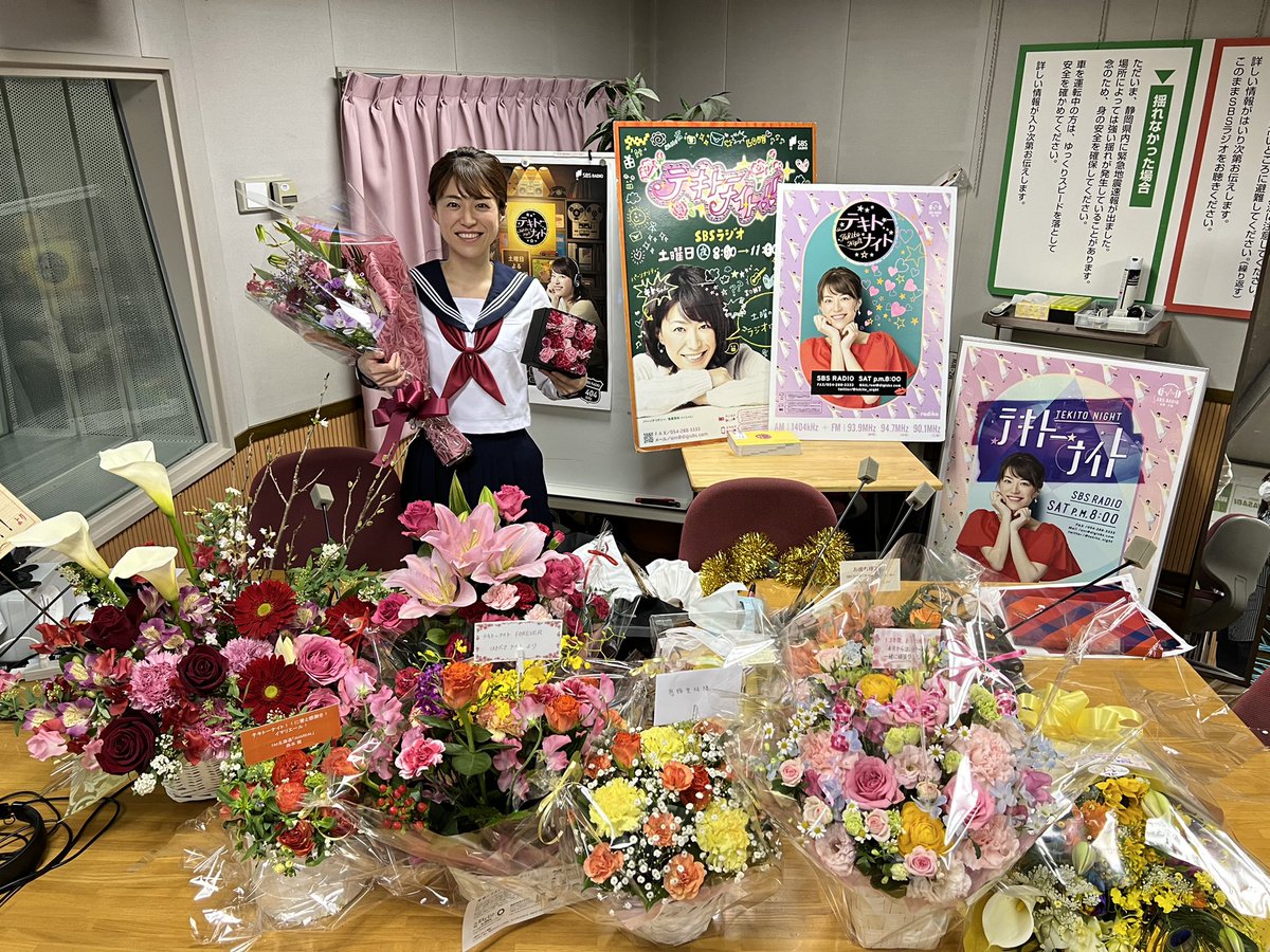 tekito_night's tweet photo. あと1時間を切りました！！！

お花たーくさん！！
ほんとにありがとうございます！💐✨

お楽しみにー🤍

#テキトーナイト
#いつもありがとう https://t.co/6Elqj3RmGi