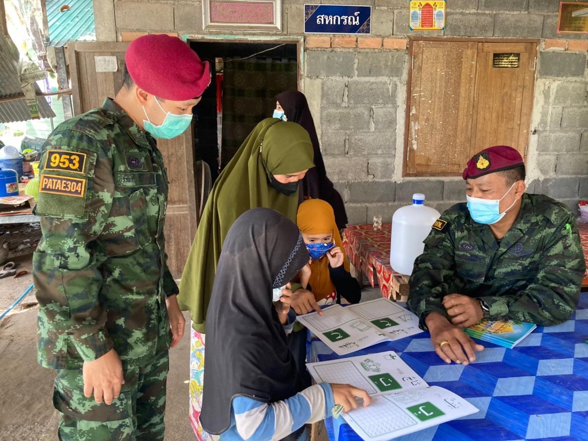 ครูหมวกแดงปันยิ้ม โดยชุด สทสพ. สนับสนุน ชุดสันติสุข ดำเนินกิจกรรมมอบหนังสือคัดลายมือภาษาไทยคู่กับภาษาอาหรับให้กับ นร.เพื่อให้นักเรียนได้นำไปใช้ประโยชน์ในการหัดคัดลายมือ ตลอดจนเป็นการพัฒนาสัมพันธ์กับนักเรียน ณ สถาบันศึกษาปอเนาะลุตฟียะห์ บ.กูวิง ม.๖ ต.บาโร๊ะ อ.ยะหา จว.ยะลา
