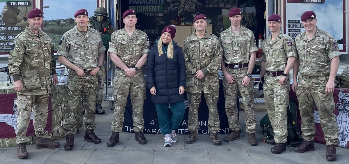 MarkTibbsBoxing's tweet photo. The Blizard from OZ π¦πΊ@EbanieBridges π£
flanked by British
paras in Leeds on this morningβs walk
#BridgesRoman https://t.co/7QUagxfZ3S