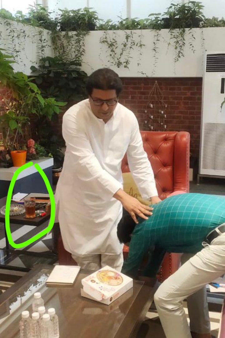 Anurag_RC's tweet photo. माझ्या तमाम मराठी बांधवांनो भगिनींनो आणि मातांनो 🙏
दिवसाढवळ्या 'ब्लॅक टी' पिऊन जगाला हेवा वाटेल असा महाराष्ट्र घडवूया 💪😂 https://t.co/XGMTMnyOu7