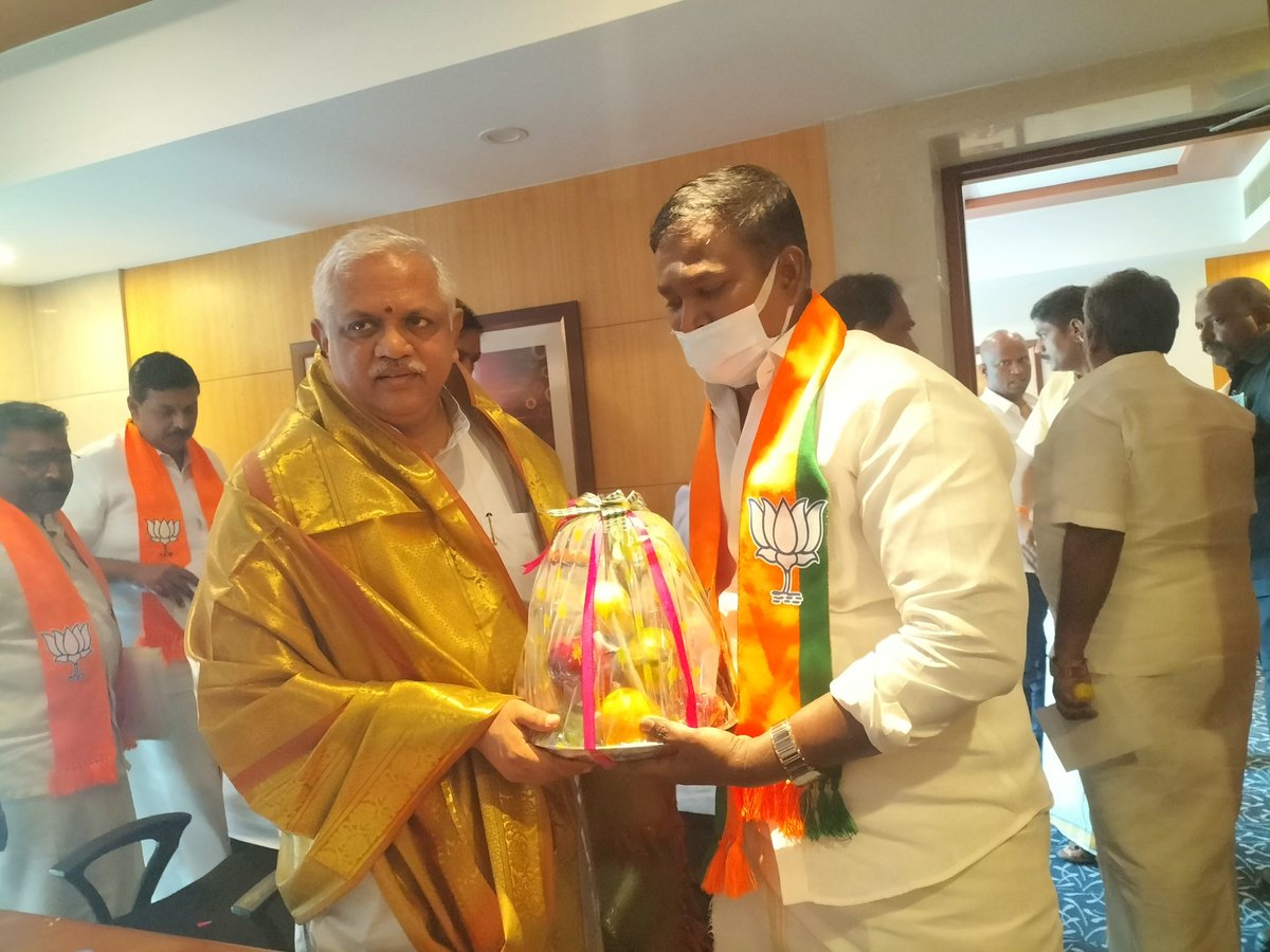AKSaiJSaravanan's tweet photo. Hearty Welcomed @BJP4India Hon'ble National General Secretary (Org) @blsanthosh ji at Puducherry
@JPNadda @BlrNirmal https://t.co/PYGFZ9Dxnh