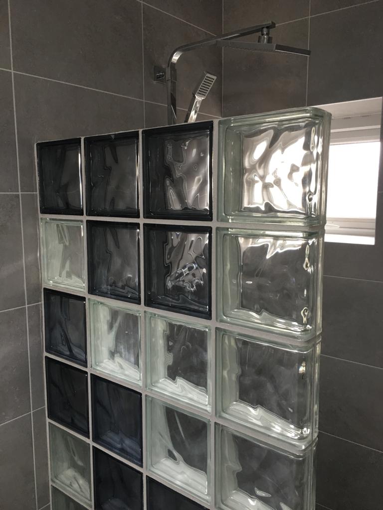 GlassBlockCo's tweet photo. Classy white &amp; grey shower wall 👌🚿 

#glassblocks #glassblockco https://t.co/HXP6EYjlUO