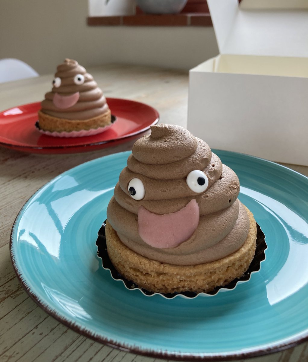 Uiteraard kon ik deze lekkere lachende kakjes niet laten liggen bij bakkerij #Welvaert in #Nevele! <a href="/StopDarmkanker/">Stop Darmkanker</a> #doedetest