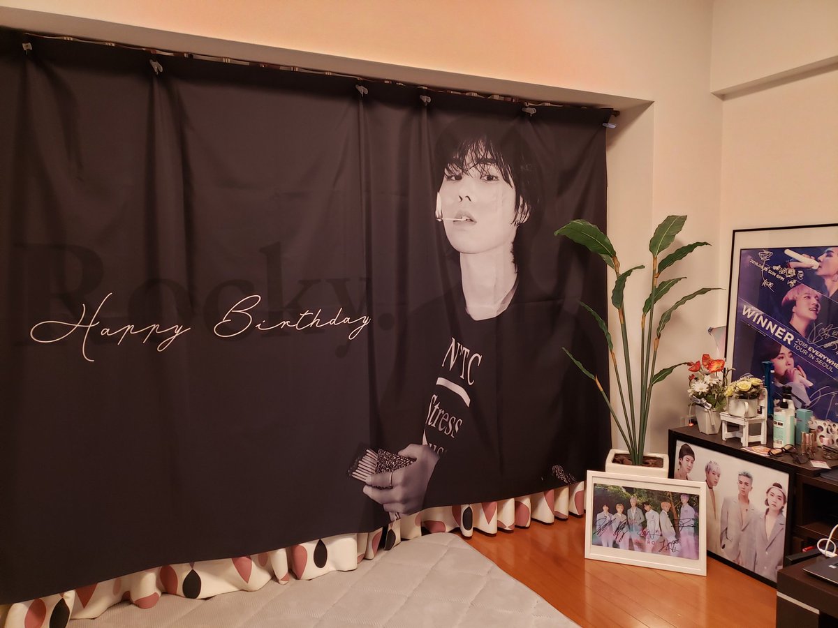 mparkmoom2's tweet photo. センイルカフェの特大布ポスターいただきまして、インテリアとして熟考した結果、わたくしの部屋はこうなりました！！www

今日からラキさんに見られながら就寝いたします。

素敵なソンムルをありがとうございましたァッ！

@Happy_Day_225 @yolumlovesyou #아스트로 #ASTRO #라키 #ROCKY #ラキ https://t.co/lHmFCtEAEn