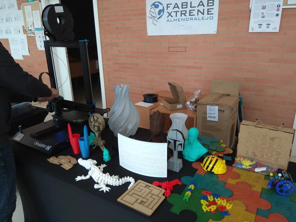 ticExtremadura's tweet photo. Hoy nos encontramos en el @CUMe_UEx celebrando el cierre de la #ArduinoWeek2022 estáis invitados a pasaros y descubrir el mundo #maker en la región @AgendaDigitalEx https://t.co/p2eHsJDs9f