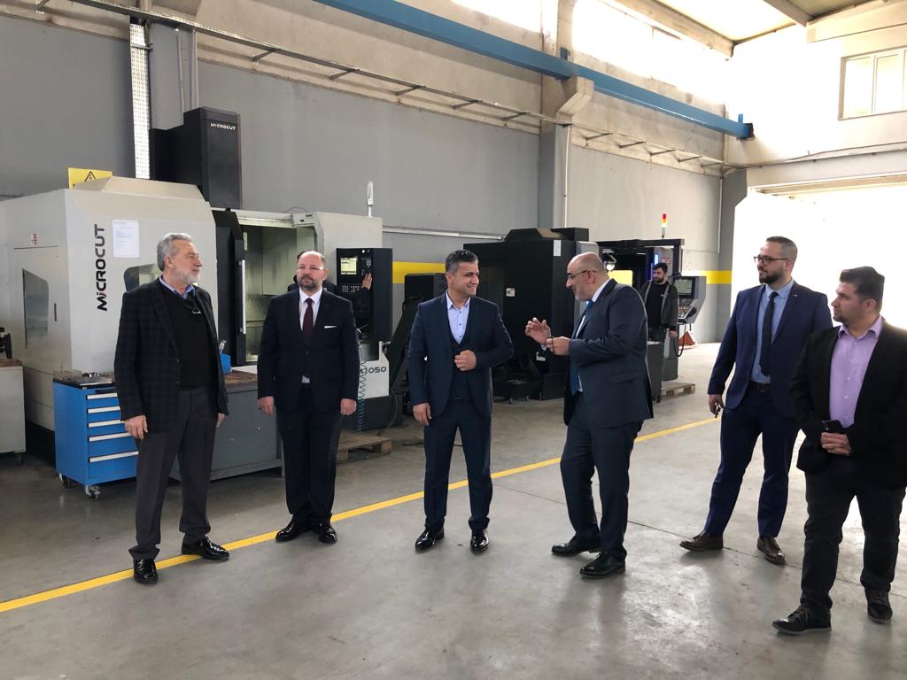Genel Başkanımız ve beraberindeki heyet Tanışma Programı sonrası Manisa'da İl Temsilcimiz Sayın Atilla Ariç'in Hisar Grup Kalıp ve Tasarım işletmesinde incelemelerde bulundu.

#TicaretAhlakıveÜretenTürkiye

<a href="/YasarDogan__/">Yasar DOGAN</a> 
<a href="/tumsiadizmir/">TÜMSİAD İzmir</a> 
<a href="/erkancorukk/">Erkan Çoruk</a> 
<a href="/mehmetcLn/">Mehmet Ceylan</a> 
<a href="/osmankurtkan/">Mehmet Osman Kurtkan Kapıcıoğlu (Dr.)</a>