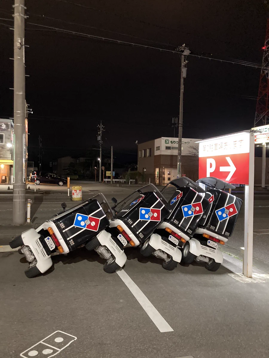 これはお手本のようなドミノピザwww綺麗に倒れてしまっている…！