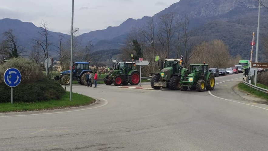 uniopagesos's tweet photo. 🚜✊ Una trentena de tractors tallen el túnel de Bracons a la Vall d'En Bas abans d'anar a les grans superfícies
#LaPagesiaDiuProu 
#ProuAbusosDeLaGranDistribució
#PreuJustPerLaLlet
#PreuJustPelRaïm https://t.co/OHv8ktXBDn