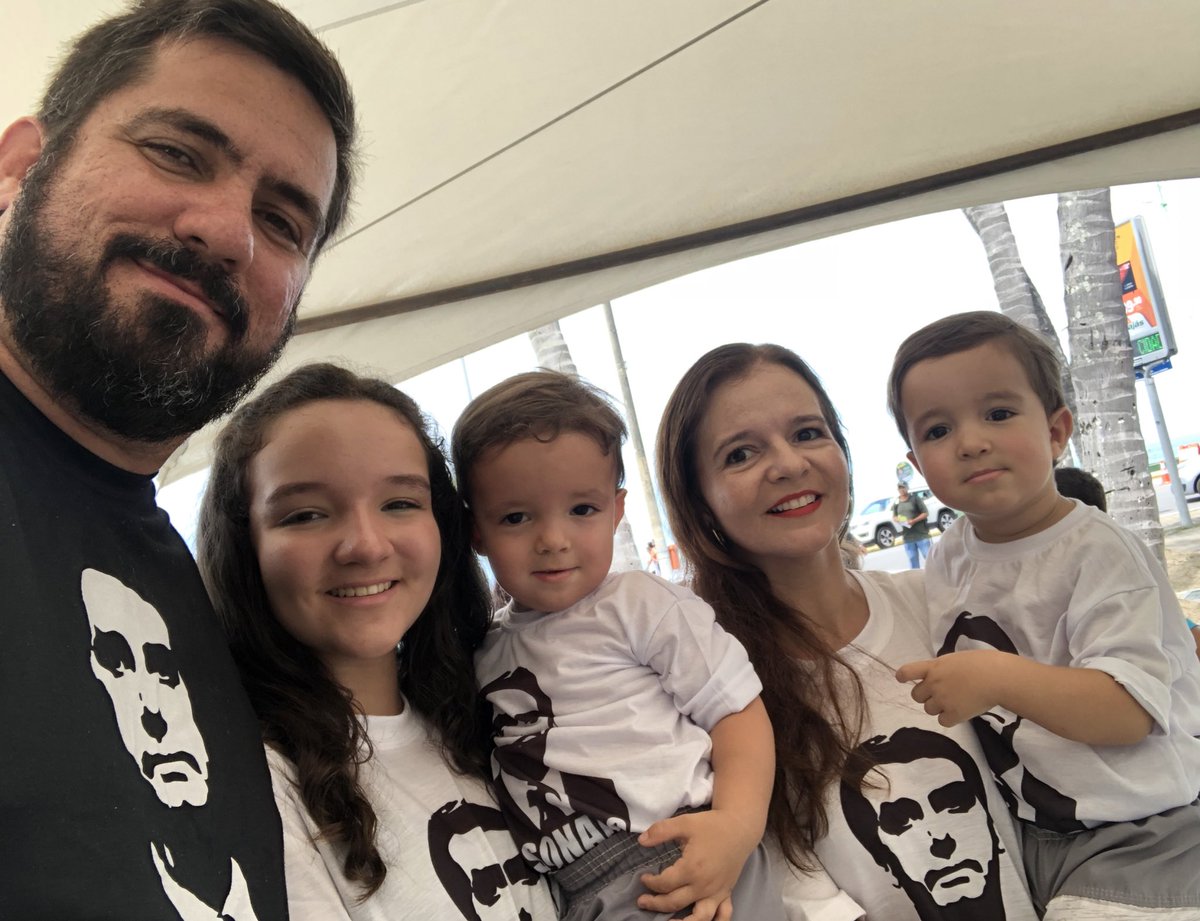 tocomleonardo's tweet photo. A mais velha já fez 16 e votará pela primeira vez. Os gêmeos vão ter que esperar para votar na Laurinha em 2036. https://t.co/Noe8hOjMYr