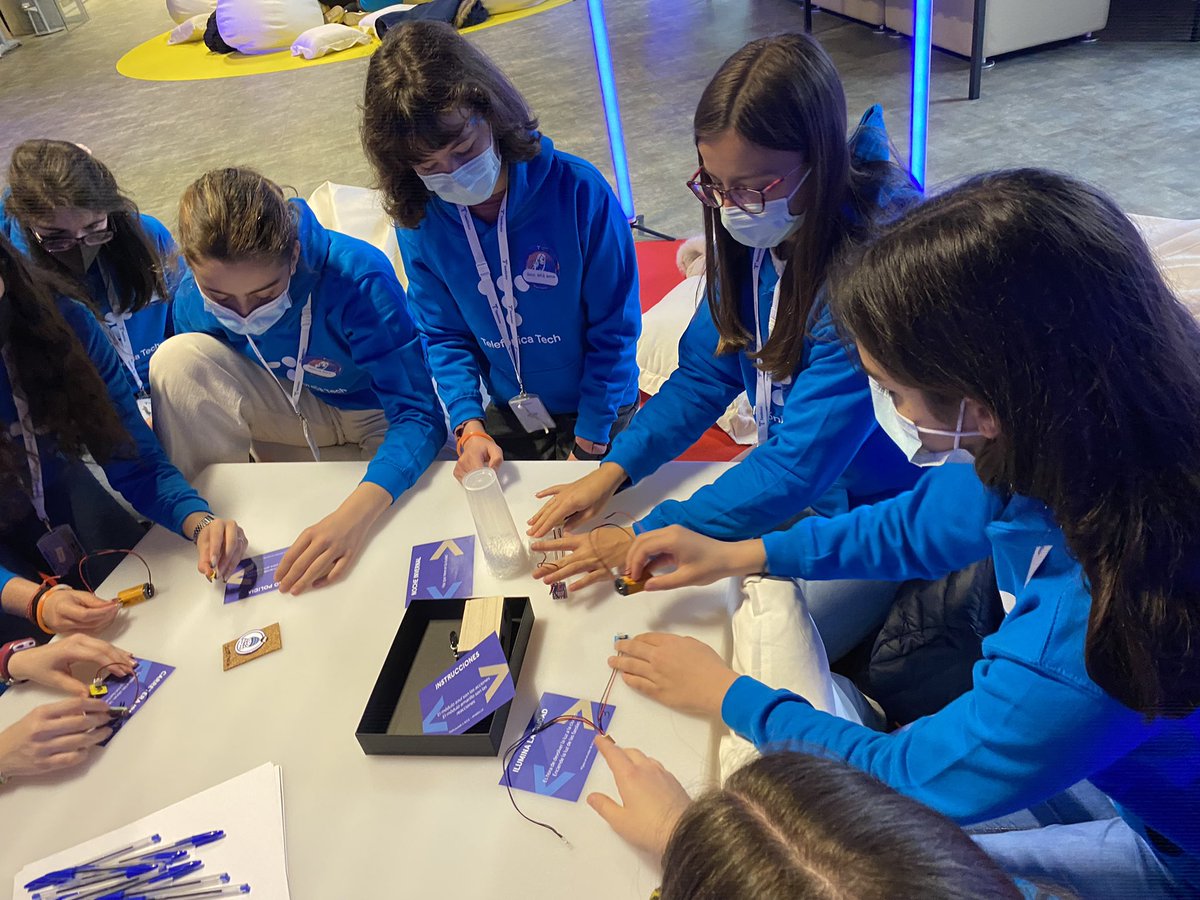 TelefonicaTech's tweet photo. Para resolver los desafíos, es imprescindible el trabajo en equipo y la valiosa ayuda de nuestras #MujeresHackers. https://t.co/RNQ2jDJEob