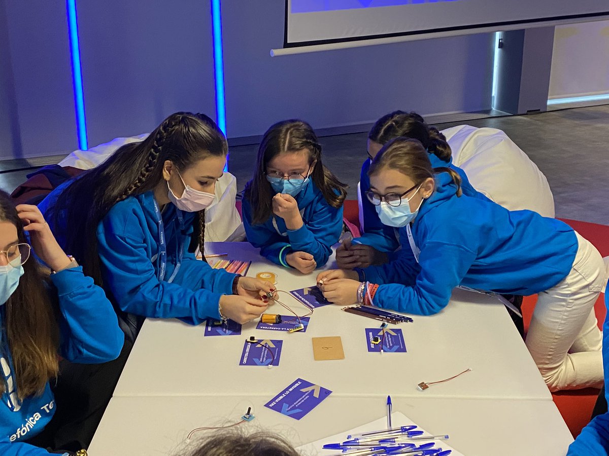 TelefonicaTech's tweet photo. Para resolver los desafíos, es imprescindible el trabajo en equipo y la valiosa ayuda de nuestras #MujeresHackers. https://t.co/RNQ2jDJEob
