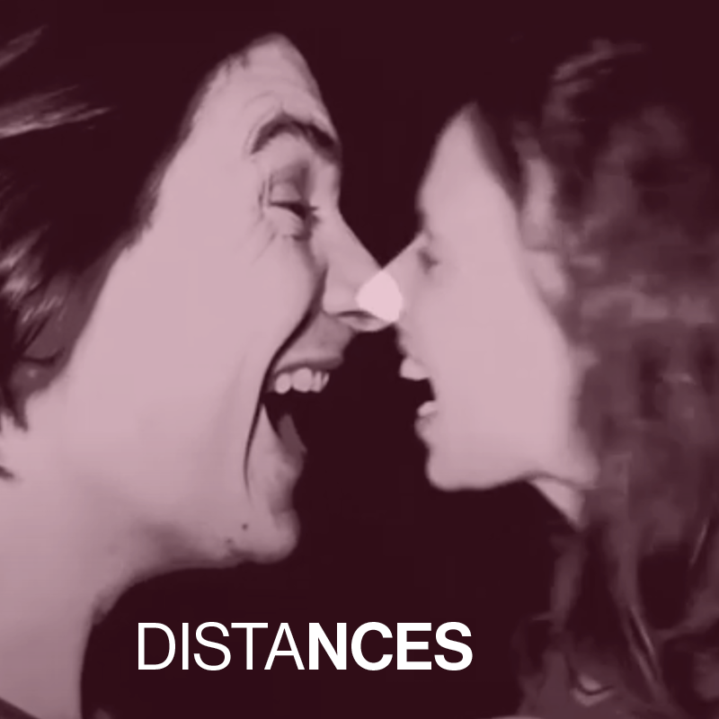 "Distances", du couple d'artistes #Scenocosme, est née pendant le 1er #confinement.

L'œuvre interactive rapproche virtuellement des personnes n'étant pas en capacité de se toucher physiquement, les invitant à nouer contact autrement. 🎥

📍 Médiathèque de Villeneuve-les-Salines