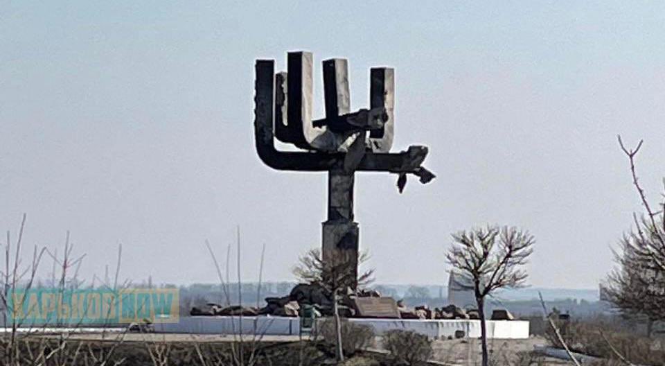 DefenceU's tweet photo. russian invaders fired on and damaged  Holocaust Memorial in Drobitsky Yar on the outskirts of Kharkiv. The Nazis have returned.  Exactly 80 years later.

#RussianWarCrimesinUA @naftalibennett https://t.co/eJS8ttepEg