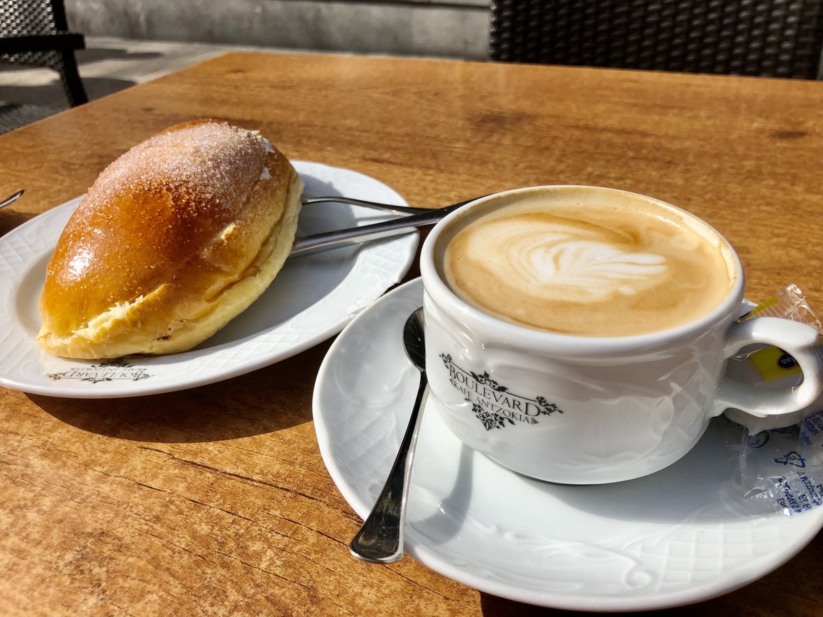 Solazo de sábado y delicioso e intenso #cafe ☕️ con bollo de mantequilla en @boulevardkafeantzokia de #trapagaran 
.
<a href="/desayunacoruna/">Desayuna Coruña</a> #desayuno  #breakfast #colazione #petitdejeneur #fruhstuck #españa  #food #euskadi  #spain #coffeetime  #coffee  #coffeeaddict #milk