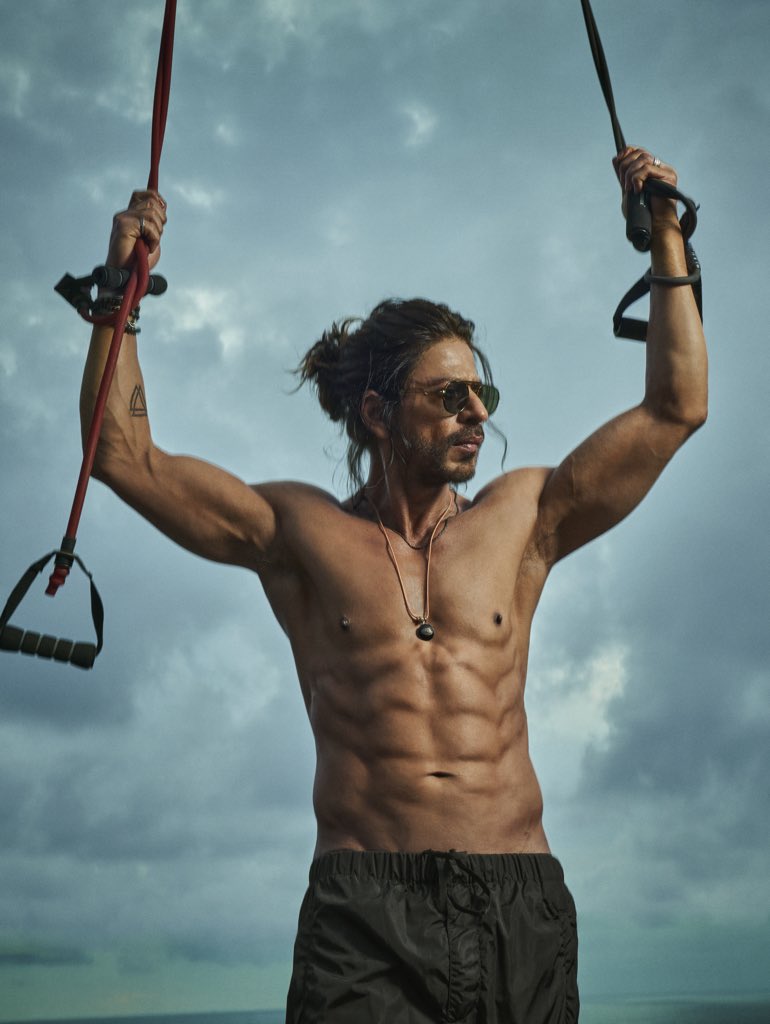 Shah Rukh agar thoda Rukh bhi gaya toh Pathaan ko kaise rokoge.. Apps aur Abs sab bana dalunga….