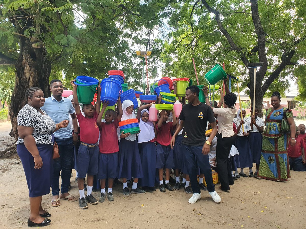 AdelinLewanga's tweet photo. I feel honored and blessed to be part of this team. As we Ended the 2022 SWASH Competition, it was an inspiring experience throughout. Congratulations to Majohe and Mchikichini primary school that become 1st and 2nd.
"Usafi ni Tabia" "Usafi ni Afya" @Y4CLab https://t.co/9a3KydHsgY