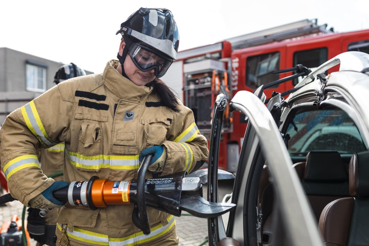 Naast mijn moederschap doe ik als
fulltime officier bij de landmacht
vooral bureauwerk. Daardoor ging
ik het missen om fysiek bezig te
zijn en samen met een team in
actie te komen en resultaten neer
te zetten.' – Martine
Word brandweervrijwilliger,
gabijdebrandweer.nl.