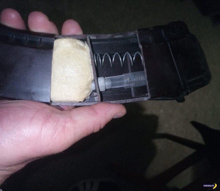 Ninja998998's tweet photo. The Russians made booby traps 💣 with AK rifle magazines, which is why you shouldn't touch any trophy carelessly.

https://t.co/B1krS5hDYr https://t.co/MvFGwPJfWj