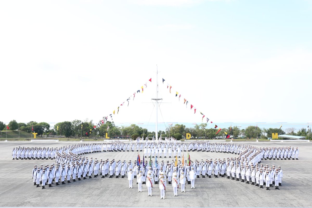 tldm_rasmi's tweet photo. Tahniah kepada Perajurit Muda TLDM pengambilan 222/21!
Istiadat Perbarisan Tamat Latihan Perajurit Muda telah berlangsung di @KDSI_rasmi  dan disempurnakan Presiden @puspahanas, Laksamana Madya Dato’ Pahlawan @SyedZahrulPutra.

Lanjut di: https://t.co/c1rMFxyY0p

#NavyUpdate https://t.co/0srP9vZ0Kw