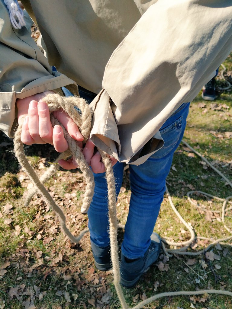 Achter je rug een platte knoop maken is lastiger dan je denkt! #laatjeuitdagen #tHarde