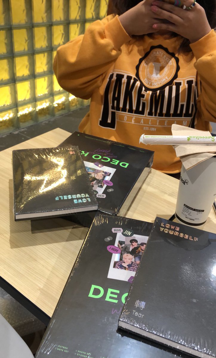 _jngwoncore's tweet photo. rawr place your bets 🤩 w/ @sourminimini https://t.co/Jub1Dsq2UR