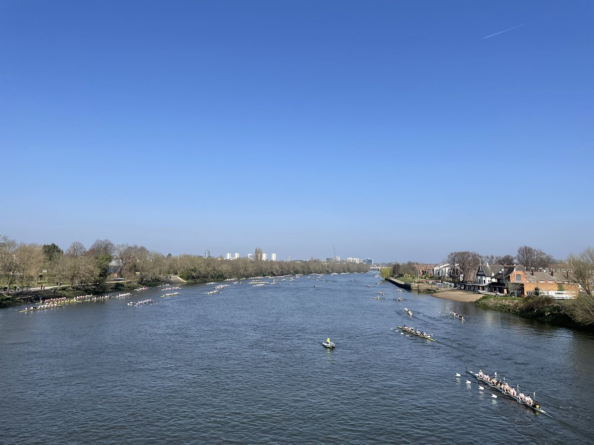 javieralbs's tweet photo. Con un tiempo espectacular ☀️ y entre un gran ambiente de amantes del remo, hoy se celebra la regata #HORR2022 con 295 equipos compitiendo en el Támesis por ganar @EightsHead 🚣🏼

#rowinghome https://t.co/LJDiRSA88E