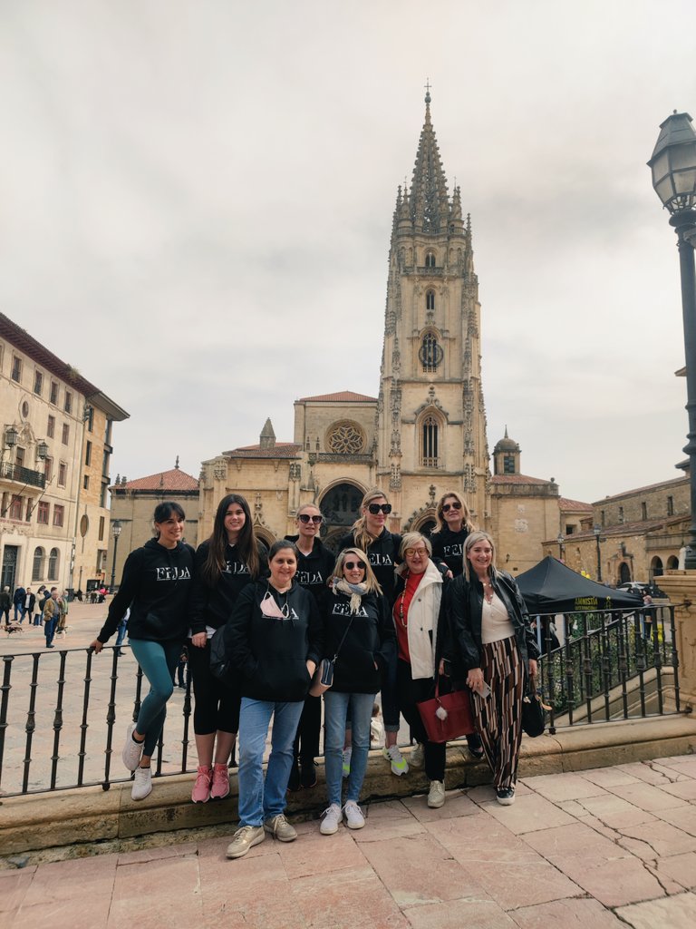 📸 ¡No puede gustarnos más esta foto!🤩

👉 Empresarias y Directivas de #Asturias y País Vasco en el km 0 del #CaminodeSantiago.

¡Encantadas de recibir en #Oviedo a nuestras amigas de <a href="/mujeresigloxxi/">Asoc. Mujeres Siglo XXI</a> !🙌