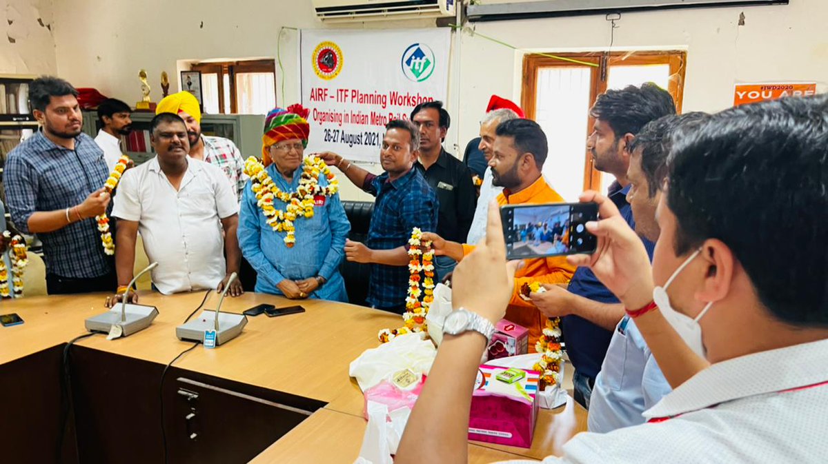 AIRAAAOFFICIAL's tweet photo. कल दिनांक 25/3/2022 को AIRAAA टीम लीडर्स ने AIRF महामंत्री मा० @ShivaGopalMish1 जी व @HqNrmu अध्यक्ष एस०के० त्यागी जी से दिल्ली कार्यालय पर मुलाकात कर रेल अप्रेंटिस के जीवन में आए बदलाव के लिए रेल अप्रेंटिस छात्रों ने स्वागत व धन्यवाद दिया। लाल सलाम 🚩
@airfindia @AIRF_COMMS 
1/3 https://t.co/wiGwWyRpi1