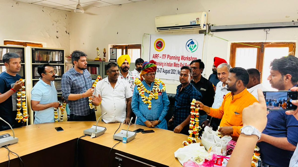 AIRAAAOFFICIAL's tweet photo. कल दिनांक 25/3/2022 को AIRAAA टीम लीडर्स ने AIRF महामंत्री मा० @ShivaGopalMish1 जी व @HqNrmu अध्यक्ष एस०के० त्यागी जी से दिल्ली कार्यालय पर मुलाकात कर रेल अप्रेंटिस के जीवन में आए बदलाव के लिए रेल अप्रेंटिस छात्रों ने स्वागत व धन्यवाद दिया। लाल सलाम 🚩
@airfindia @AIRF_COMMS 
1/3 https://t.co/wiGwWyRpi1