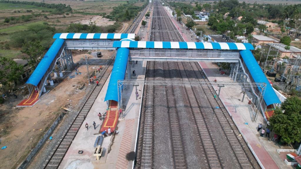 New Stainless Steel Foot Over Bridge commissioned at Naupada Stn of @DRMWaltairECoR of ECoR #ECoRupdate This is for the first time in .@RailMinIndia that corrosion free Stainless Steel Girder is used for FOB , being in the coastal area. Codal Life is 125 years as per RDSO.