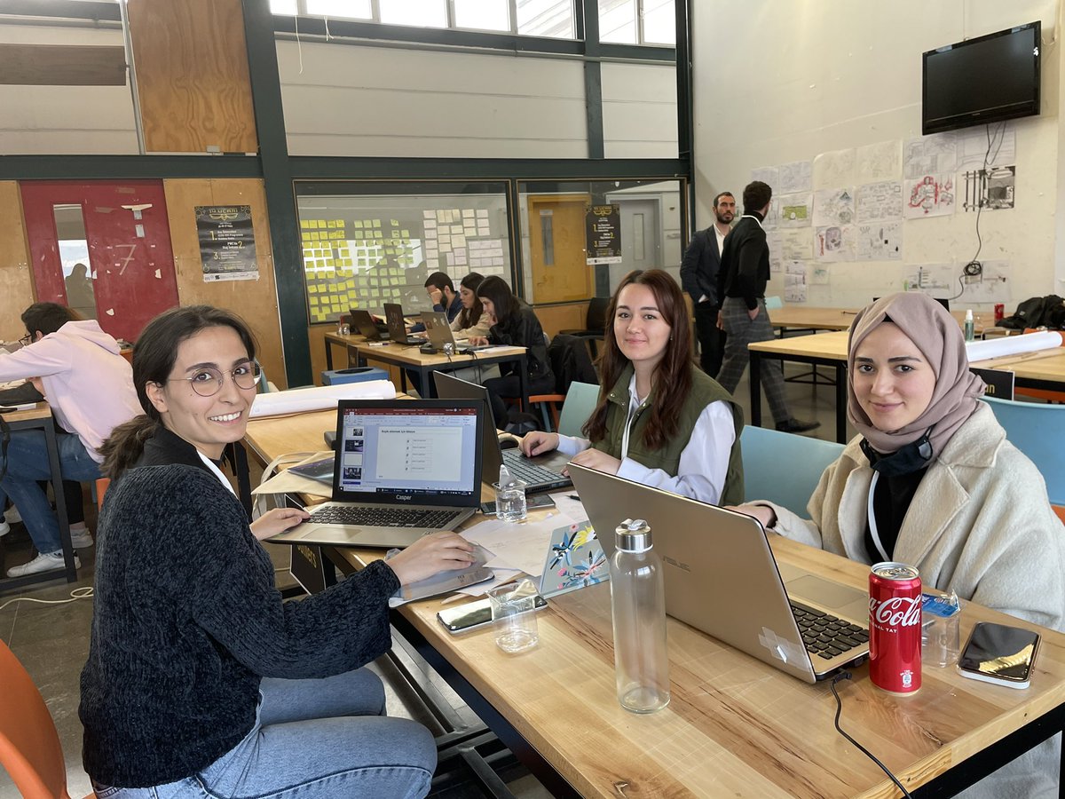 UcAri_'s tweet photo. Takımlarımız 14.UçArı’nın ikinci gününde IFS sponsorluğunda yarışmanın üçüncü vakasını çözmek için bir araya geldi! Takımlarımız sorularını sorarak sunumlarını hazırlamaya devam ederken en iyi çözüme ulaşan takımı heyecanla bekliyoruz! https://t.co/CAJOGNdbTf