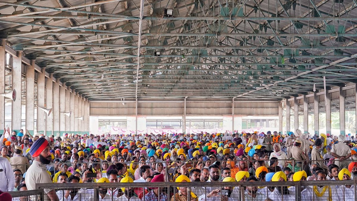 BhagwantMann's tweet photo. ਪੁੱਤਾਂ ਵਾਂਗ ਪਾਲੀਆਂ ਆਪਣੀਆਂ ਫ਼ਸਲਾਂ ਨੂੰ ਗੁਲਾਬੀ ਸੁੰਡੀ ਕਰਕੇ ਜਿਹੜੇ ਮੰਡੀ ਤਕ ਨਹੀਂ ਲੈ ਕੇ ਜਾ ਸਕੇ, ਉਹਨਾਂ ਕਿਸਾਨਾਂ ਨੂੰ ਮੁਆਵਜ਼ੇ ਦੇ ਚੈੱਕ ਵੰਡੇ।

ਜਿਹੜੇ ਚਿੱਟੀਆਂ ਅਤੇ ਗ਼ੁਲਾਬੀ ਸੁੰਡੀਆਂ ਦੇ ਨਾਂਅ 'ਤੇ ਕਰੋੜਾਂ ਰੁਪਏ ਖਾਧੇ ਗਏ ਨੇ, ਉਹਨਾਂ ਦੀ ਵੀ ਜਾਂਚ ਕਰਾਂਗੇ ਤੇ ਉਹ ਪੈਸੇ ਵੀ ਤੁਹਾਡੀਆਂ ਜੇਬ੍ਹਾਂ ਤਕ ਵਾਪਸ ਪਹੁੰਚਾਵਾਂਗੇ। https://t.co/konaVNwvhM