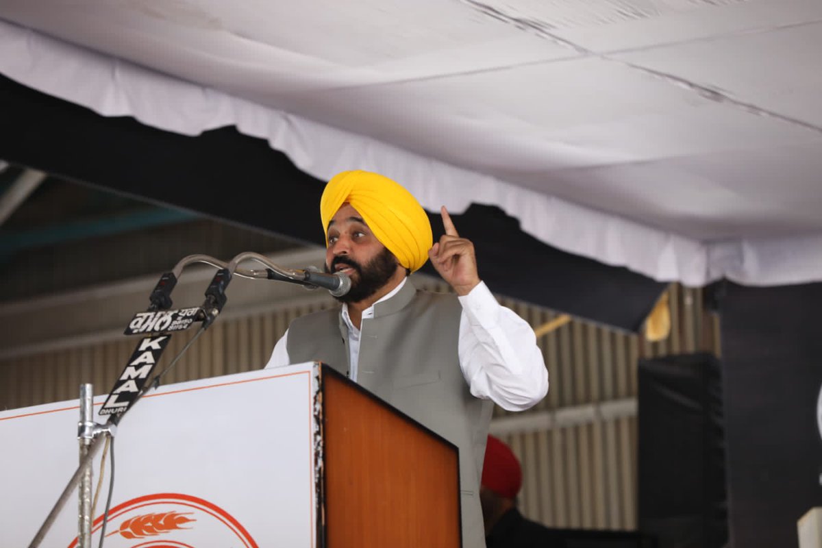 BhagwantMann's tweet photo. ਪੁੱਤਾਂ ਵਾਂਗ ਪਾਲੀਆਂ ਆਪਣੀਆਂ ਫ਼ਸਲਾਂ ਨੂੰ ਗੁਲਾਬੀ ਸੁੰਡੀ ਕਰਕੇ ਜਿਹੜੇ ਮੰਡੀ ਤਕ ਨਹੀਂ ਲੈ ਕੇ ਜਾ ਸਕੇ, ਉਹਨਾਂ ਕਿਸਾਨਾਂ ਨੂੰ ਮੁਆਵਜ਼ੇ ਦੇ ਚੈੱਕ ਵੰਡੇ।

ਜਿਹੜੇ ਚਿੱਟੀਆਂ ਅਤੇ ਗ਼ੁਲਾਬੀ ਸੁੰਡੀਆਂ ਦੇ ਨਾਂਅ 'ਤੇ ਕਰੋੜਾਂ ਰੁਪਏ ਖਾਧੇ ਗਏ ਨੇ, ਉਹਨਾਂ ਦੀ ਵੀ ਜਾਂਚ ਕਰਾਂਗੇ ਤੇ ਉਹ ਪੈਸੇ ਵੀ ਤੁਹਾਡੀਆਂ ਜੇਬ੍ਹਾਂ ਤਕ ਵਾਪਸ ਪਹੁੰਚਾਵਾਂਗੇ। https://t.co/konaVNwvhM