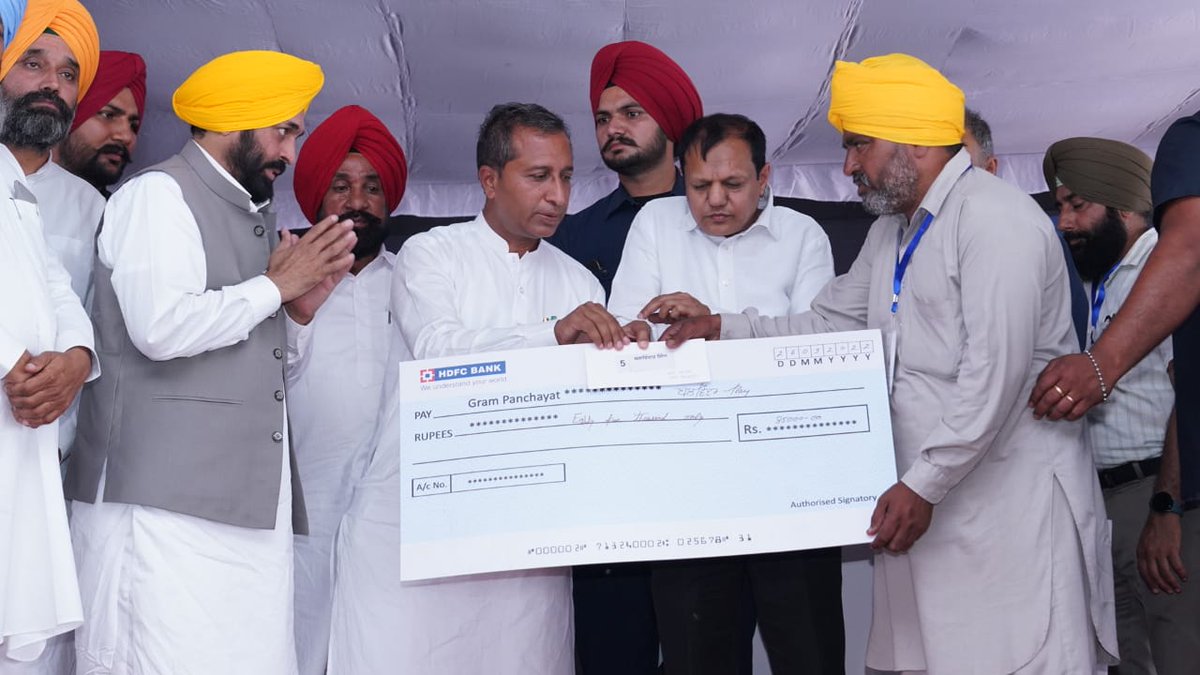 BhagwantMann's tweet photo. ਪੁੱਤਾਂ ਵਾਂਗ ਪਾਲੀਆਂ ਆਪਣੀਆਂ ਫ਼ਸਲਾਂ ਨੂੰ ਗੁਲਾਬੀ ਸੁੰਡੀ ਕਰਕੇ ਜਿਹੜੇ ਮੰਡੀ ਤਕ ਨਹੀਂ ਲੈ ਕੇ ਜਾ ਸਕੇ, ਉਹਨਾਂ ਕਿਸਾਨਾਂ ਨੂੰ ਮੁਆਵਜ਼ੇ ਦੇ ਚੈੱਕ ਵੰਡੇ।

ਜਿਹੜੇ ਚਿੱਟੀਆਂ ਅਤੇ ਗ਼ੁਲਾਬੀ ਸੁੰਡੀਆਂ ਦੇ ਨਾਂਅ 'ਤੇ ਕਰੋੜਾਂ ਰੁਪਏ ਖਾਧੇ ਗਏ ਨੇ, ਉਹਨਾਂ ਦੀ ਵੀ ਜਾਂਚ ਕਰਾਂਗੇ ਤੇ ਉਹ ਪੈਸੇ ਵੀ ਤੁਹਾਡੀਆਂ ਜੇਬ੍ਹਾਂ ਤਕ ਵਾਪਸ ਪਹੁੰਚਾਵਾਂਗੇ। https://t.co/konaVNwvhM