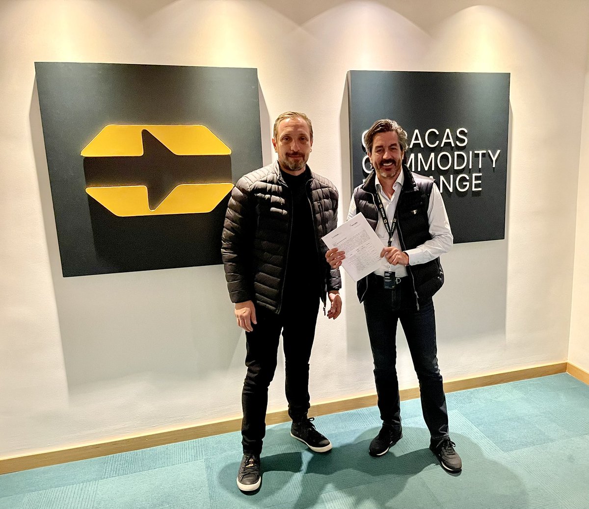 tradiqo's tweet photo. Nuestro Chairman @danielvalerog_ firma la comercialización exclusiva para Vzla de Argenetics, la casa de #Semillas Certificadas  Argentina, con un impacto inicial para el ciclo de siembra 22-23 de 74.000 bolsas de  #maizamarillo y 22.000 bolsas de #sorgo  

@emagricola by @CCSCEX https://t.co/X3OKGZBGMb