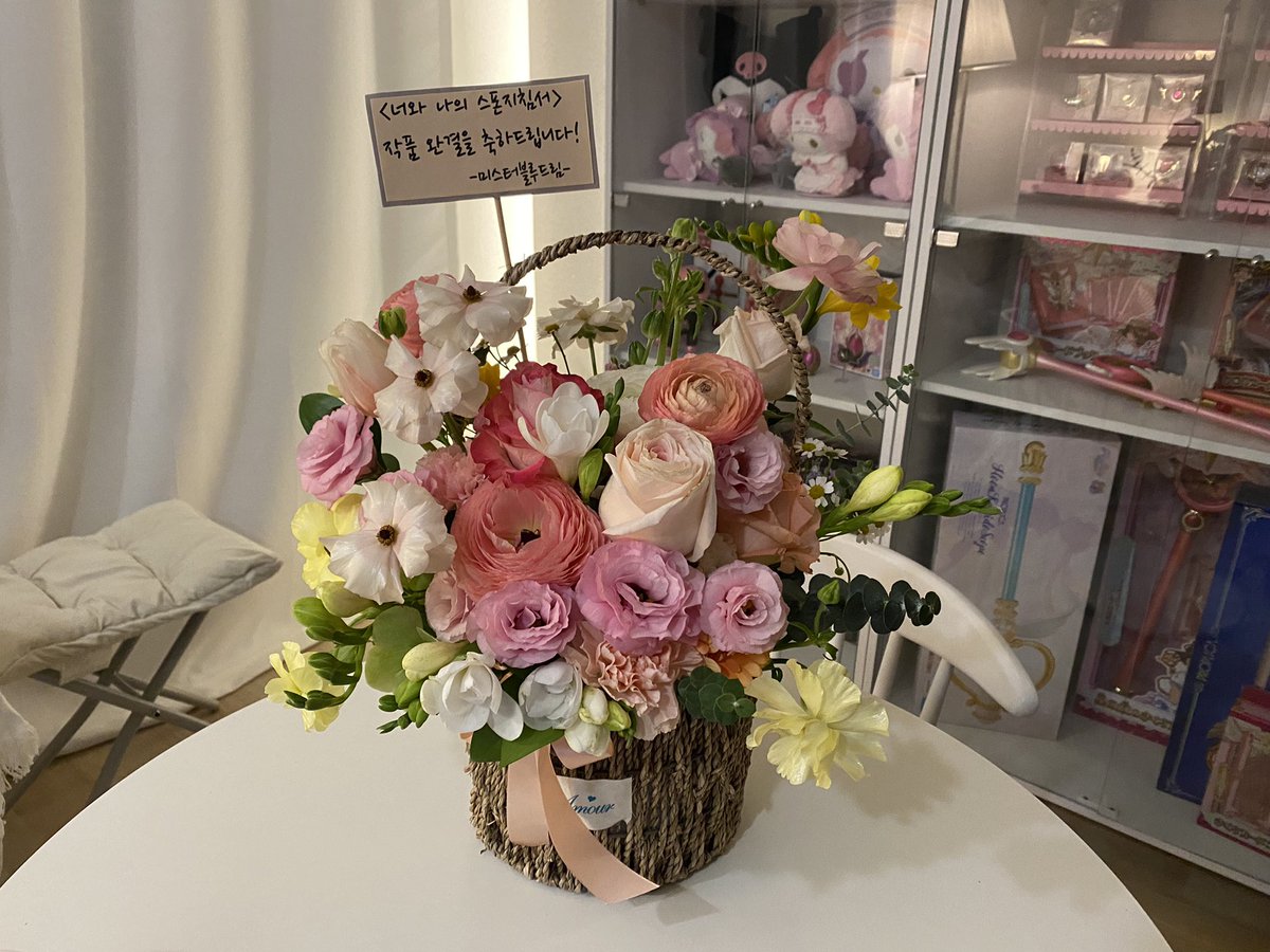 yodapi99's tweet photo. 벌써 <너와 나의 스폰지침서>가 완결 됐네요! 완결까지 달려주신 독자님들 감사합니다. ��은 #미스터블루 에서 보내주셨어요:)

주말인데 너무 힐링했어요🥺
다들 좋은 주말보내세요👍 https://t.co/f0rEkfhqln