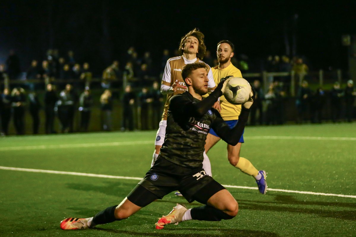 Photographed @AscotUnitedFC vs @wwfcofficial in the B&B Snr Cup Semi.. H1 Full gallery: shooting-stars.co.uk/ascot-v-wwfc20…