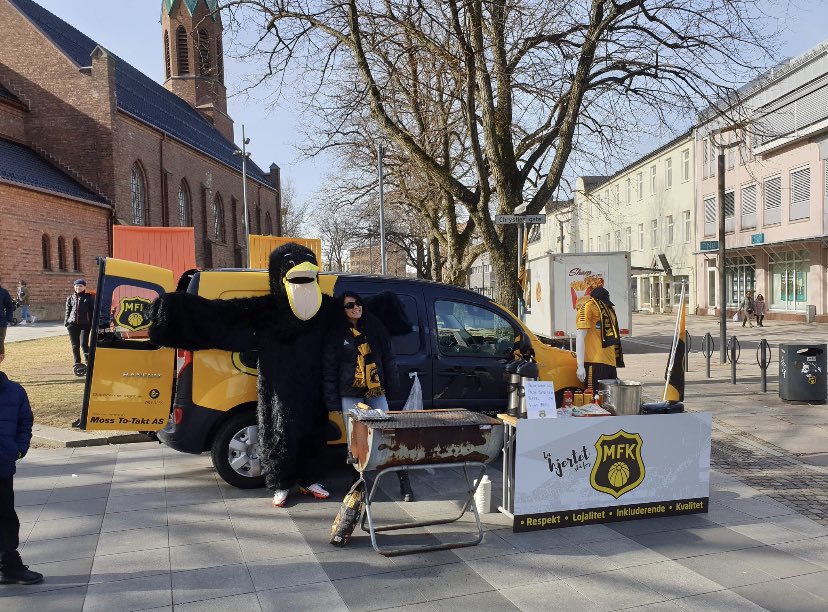 😂 | À Moss, Kråka (la mascotte du club) est en place dans le centre-ville jusqu’à 15H00 !

Toutes les personnes lui disant « Aller Moss ! » recoivent une place gratuitement pour le match du 10 avril face au Kvik Halden.

[<a href="/MossFK1906/">Moss Fotballklubb</a>]